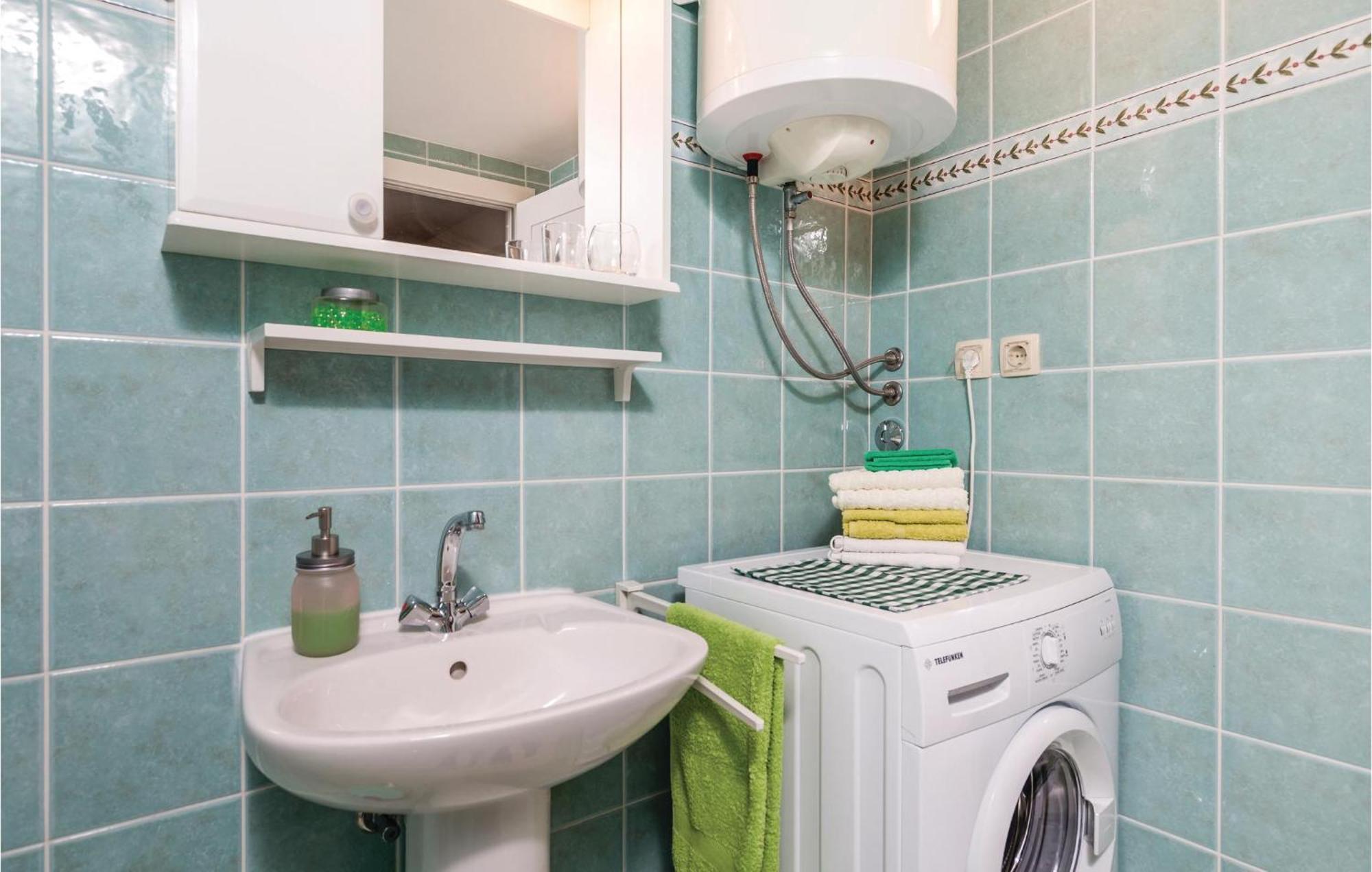 1 Bedroom Gorgeous Apartment In לובראן מראה חיצוני תמונה